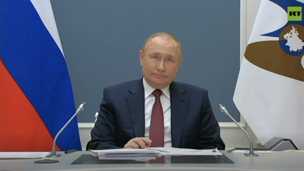 제1차 유라시아경제포럼 본회의에서 연설하는 푸틴 대통령