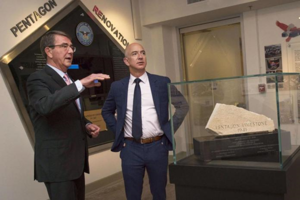 사진: 제프 베조스 아마존 최고경영자(CEO)가 2016년 5월 5일 미 국방부에서 주요 고객인 애쉬 카터 국방장관을 만나고 있다.