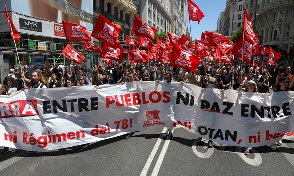 사진: 2022년 6월 26일 스페인 마드리드에서 열린 북대서양조약기구(NATO) 정상회의에 앞서 시위대가 NATO 반대 시위에 참여하고 있다.