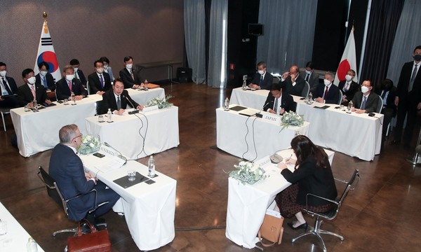 사진: 일본, 한국, 호주, 뉴질랜드 등 아시아-태평양 4개국 정상들이 6월 29일 NATO 정상회의 기간 동안 마드리드에서 회담을 가졌다.