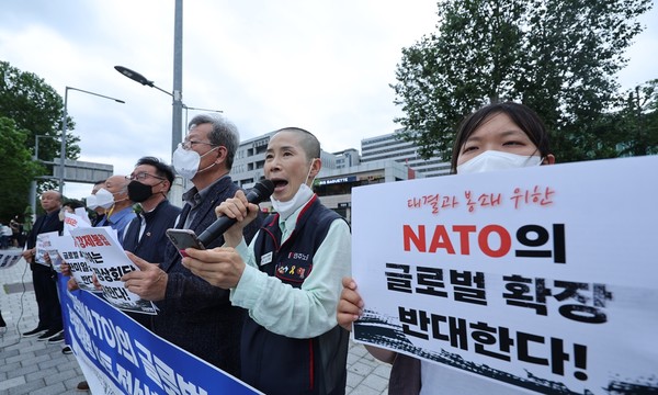 사진: 6월 28일, 한국의 운동가들이 NATO가 NATO 정상회의에 아시아-태평양 국가 지도자들을 초청하는 것에 항의하기 위해 대통령 집무실 근처에서 집회를 열고 있다.