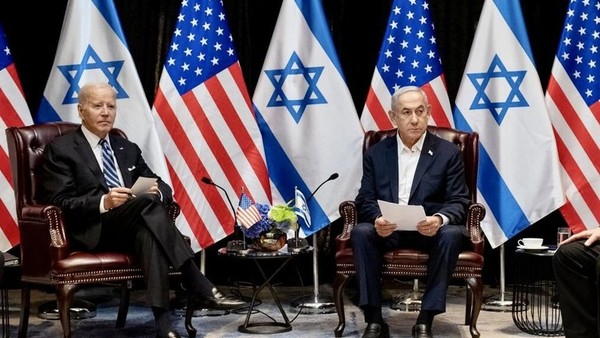 왼쪽 조 바이든 미국 대통령, 오른쪽 베냐민 네타냐후 이스라엘 총리. 사진출처: [게티 이미지 / 이스라엘 국방부 / RT]