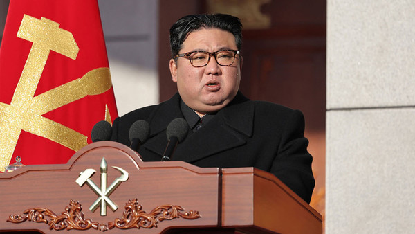 김정은 북한 국무위원장이 조선인민군 창건 76주년을 맞아 평양 국방부에서 연설하고 있다. ©  STR / KCNA VIA KNS / AFP / RT