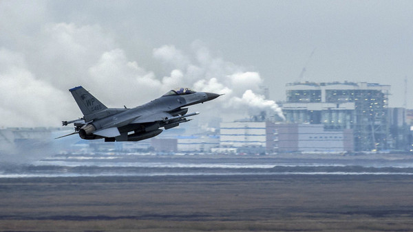 제8전투비행단 소속 F-16 파이팅 팔콘이 대한민국 군산 공군기지에서 훈련을 위해 이륙하고 있다 ©  US Air Force / Staff Sgt. 닉 윌슨 / RT