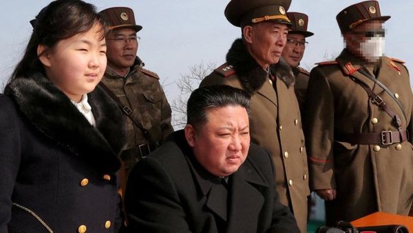 김정은 국무위원장이 딸 김주애와 미사일 시험 발사 현장을 참관했다. [사진출처:BBC NEWS 코리아]