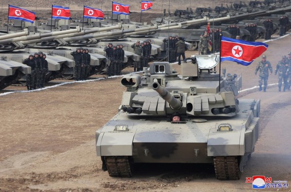 김정은 총비서가 신형주력탱크를 직접 운전하며 탱그부대를 사열하고 있다.