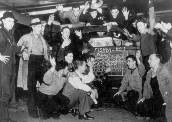 1937년 초 플린트 점거파업 승리를 기뻐하는 지엠 노동자들 [사진출처: 노동자연대]