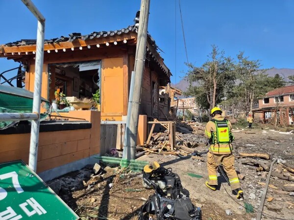 한미연합군사훈련, 포천 민가에 전투기 폭탄 8발 오폭 현장 사진 © bbc news 코리아