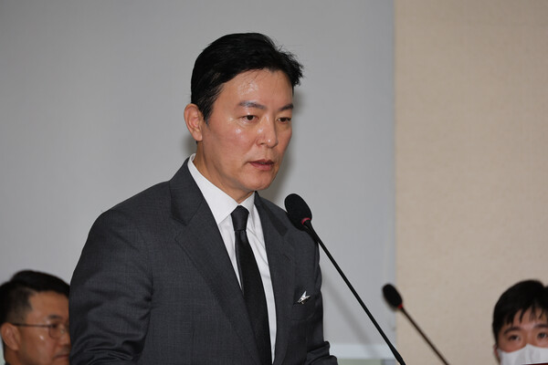 김성훈 대통령경호처 차장이 22일 국회에서 열린 '윤석열 정부의 비상계엄 선포를 통한 내란 혐의 진상규명 국정조사 특별위원회' 1차 청문회에서 의원 질의에 답하고 있다. [사진출처:2025.1.22. 연합뉴스 세상을 바꾸는 시민언론 민들레]